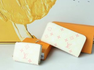 Color: Off-White Size: 19.5X10.5M82290 Zippy Wallet crafted from fluffy leather