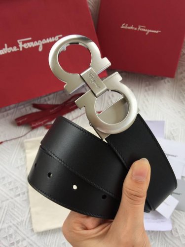 Delivered in a complete gift box. Ferragamo 35mm classic, practicality and style