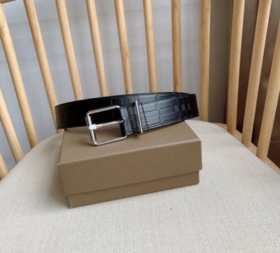 Burberry Burberry counters synchronized new Italian leather belts carefully matc