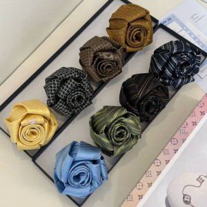 Emporio Armani men's tie This Emporio Armani tie adopts the classic arrow-shaped