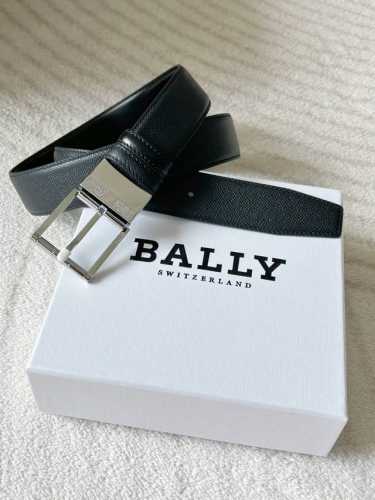 Bally reversible leather belt, 3.4cm wide. This versatile black leather belt fea