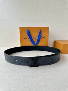 4.0 wide Lv Dimension double-sided belt is designed by creative director Pharrel