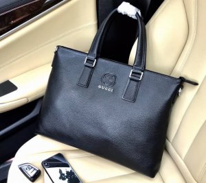 Model: 33246-5. Made from premium Gucci leather inside and out, this bag featur