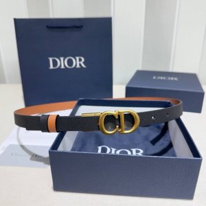 Christian Dior 30 Montaigne Reversible Belt. Made with palm-textured, flat-grai