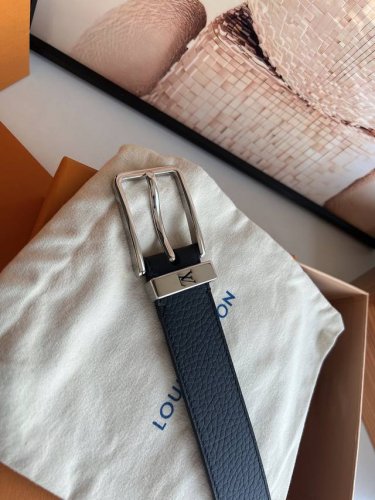 - Louis Vuitton Pont Neuf 35mm calfskin and black pebbled leather belt, with a