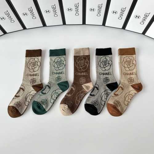 Specially packaged Chanel new double-needle mid-length slouch socks! Five pairs