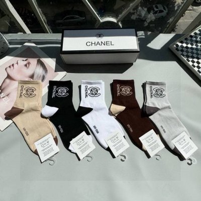 Comes with packaging. One box contains five pairs of Chanel's popular mid-calf