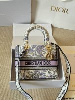 Replica version of the original cloth Dior Lady D-Lite embroidered bag, the same