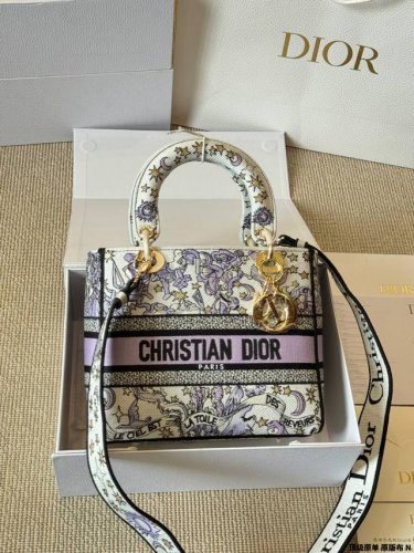 Replica version of the original cloth Dior Lady D-Lite embroidered bag, the same