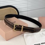 Metal buckle. Belt loops with laser-engraved logo. This rubbed leather belt feat