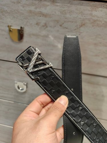 LV leather belt, featuring a new pure steel buckle and an embossed design on the