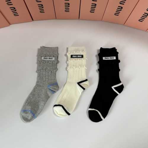 Special Packaging Miumiu New Classic Mid-Length Socks with Accessories! Three pa