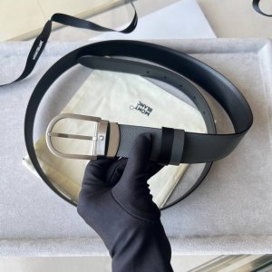 35mm horseshoe-shaped buckle with black and grey reversible leather strap. DDD.