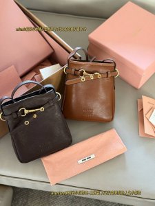 Comes with box Size: 18*20cm Miumiu's small lucky bag The price/performance rat