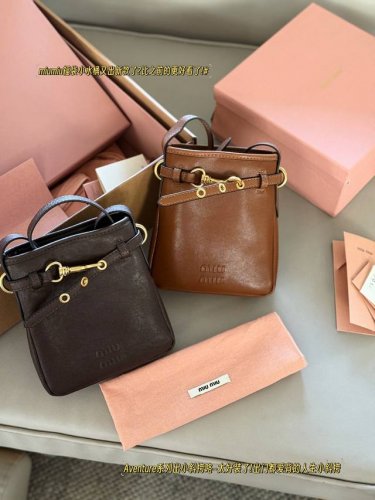 Comes with box Size: 18*20cm Miumiu's small lucky bag The price/performance rat