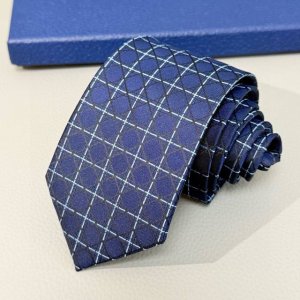 The Dior men's new tie, the Dior D rattan pattern tie, is a rare and ideal choic