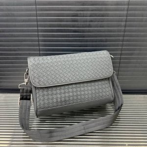 Bottega Veneta Hand-woven Men's Flap Messenger Shoulder Bag Crossbody Bag Classi