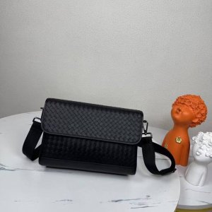 Bv's latest men's shoulder bag, original quality, made with premium waxed cowhid