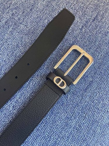 Crafted from black grained calfskin leather, this belt features a Dior-engraved