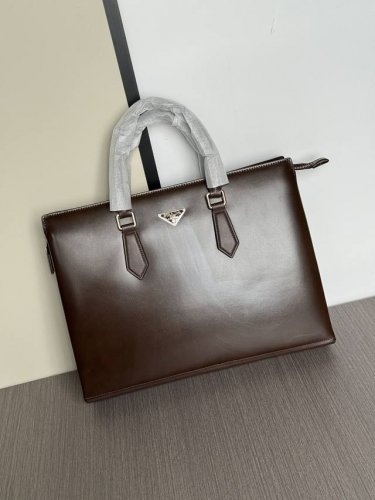 Top-tier counter-selling, high-end, and hottest Prada handbags are shipping in l