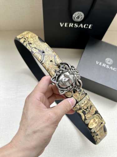 Width 4.0cm Versace This palazzo belt is made of cowhide leather and decorated w