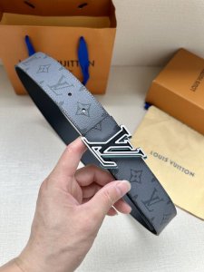 Lv Speed Double-Sided Belt With Contrasting Metal Buckles Exudes A Dynamic Style