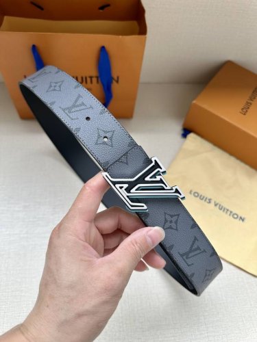 Lv Speed Double-Sided Belt With Contrasting Metal Buckles Exudes A Dynamic Style