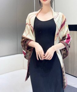 Louis Vuitton 90. Soft and unique, this pyramid-shaped digital print evokes the