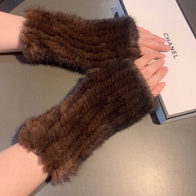 Chanel 2025 Fall/Winter Mink Fur Fingerless Half-Length Gloves - A must-have for