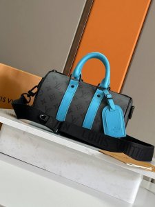 Original, premium design with all-steel hardware. This Keepall Bandouli