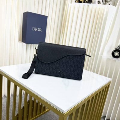 The most premium version on the market. Compare now! Saddle A5 Triangle Clutch.