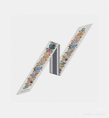 Winter Garden Headband. Fabric: 18 Momme Silk. Size: 6 x 105cm. Color: White and