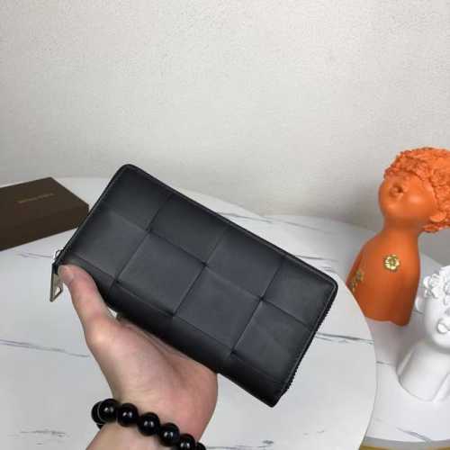 Bv Bottega Veneta wallet is made of imported waxed cowhide, pure hand-woven leat