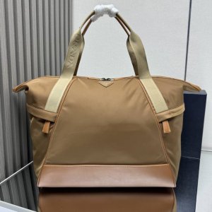 Top-quality original new travel bag 2Vc040B DDD. This travel bag is crafted fro