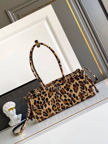 Lussolf Leopard Print This handbag and crossbody bag is made of imported printed
