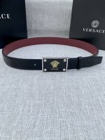 Width 3.5cm Versace This flat calfskin belt is decorated with a geometric Greek