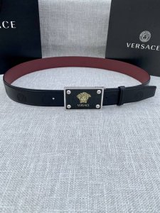 Width 3.5cm Versace This flat calfskin belt is decorated with a geometric Greek