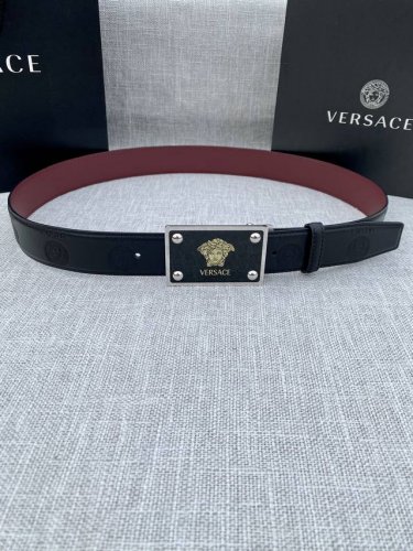 Width 3.5cm Versace This flat calfskin belt is decorated with a geometric Greek