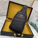 Gucci's latest men's chest bag is made of imported calfskin leather with a soft