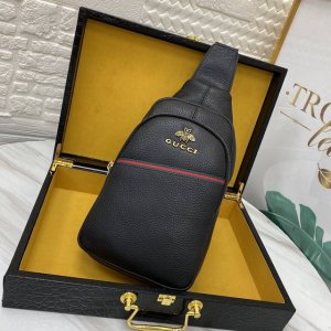 Gucci's latest men's chest bag is made of imported calfskin leather with a soft