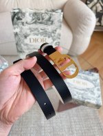 This Dior 20 Montaigne belt draws inspiration from the namesake handbag and is