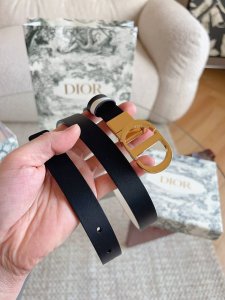 This Dior 20 Montaigne belt draws inspiration from the namesake handbag and is