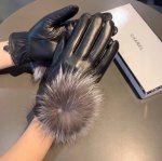 Chanel 2025 Fall/Winter Large Fox Fur Pom-Pom Touchscreen Gloves - A must-have f