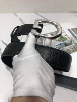 Gucci: Original first-layer cowhide pressed G surface. Lined with first-layer ca