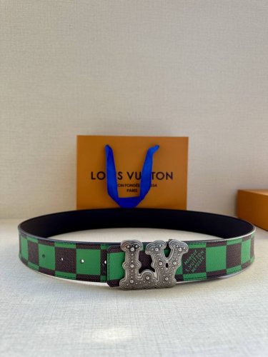This 4.0mm wide Louis Vuitton Initiales reversible belt comes from the Spring/Su