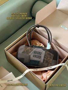 With boxSize: 28*13Cm The Miumiu patchwork leather family has a new color scheme