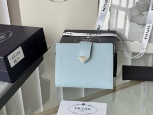 Prada's new wallet is a classic, simple and stylish design. Model 1Mv204 This si