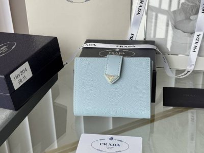 Prada's new wallet is a classic, simple and stylish design. Model 1Mv204 This si
