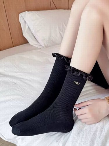 comes with packaging DDD. 2 pairs per box. DDD. Miu Miu classic logo cotton mid