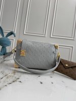 M25602 Top Original Single Update 163 This medium Side Trunk bag features a subt